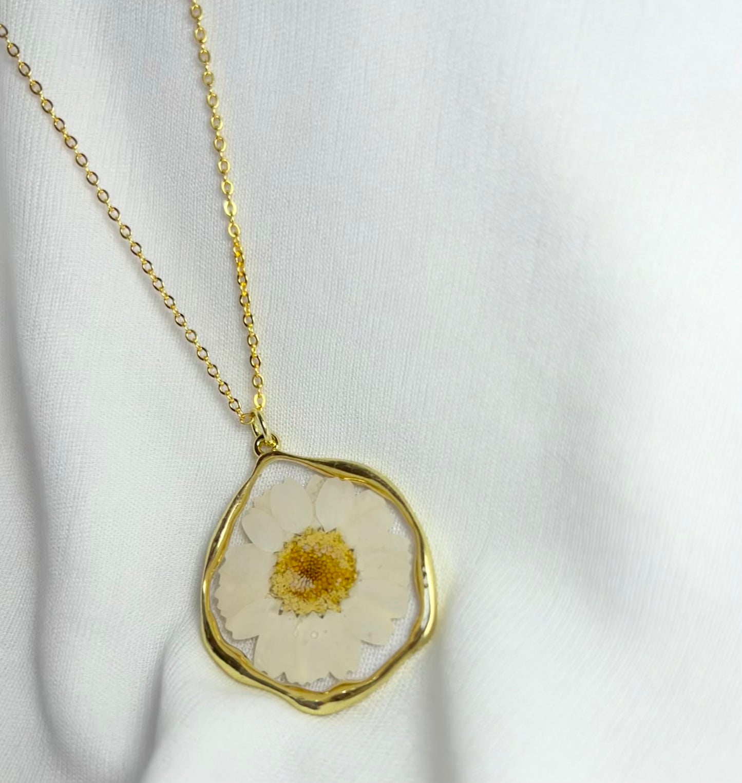 THE EVA gold neckpiece