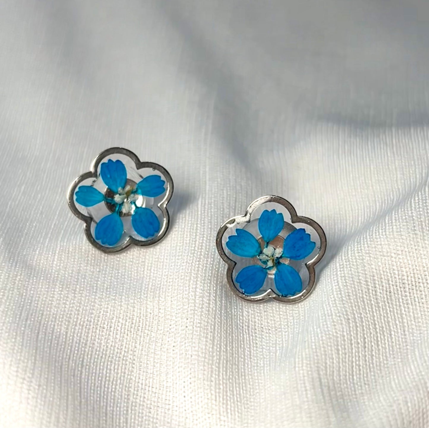 THE TRIYA silver studs