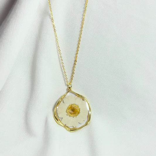 THE EVA gold neckpiece