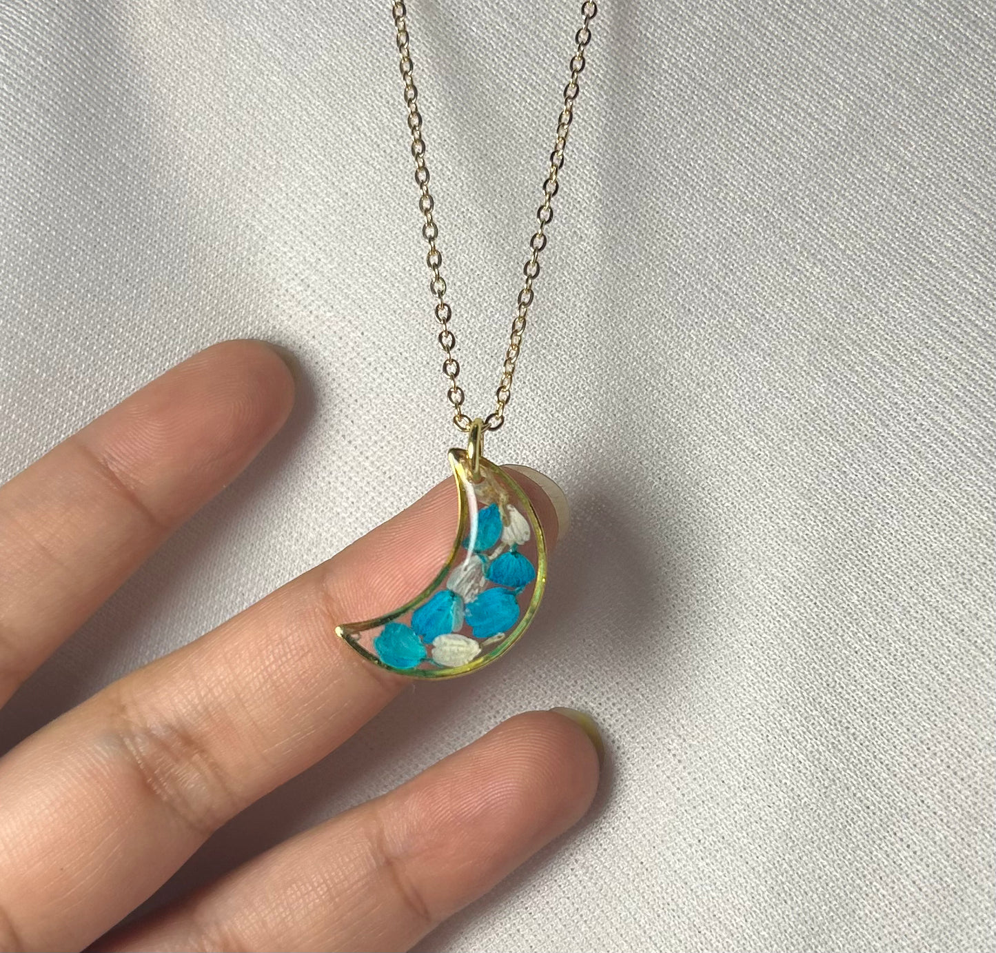 THE NYX gold neckpiece