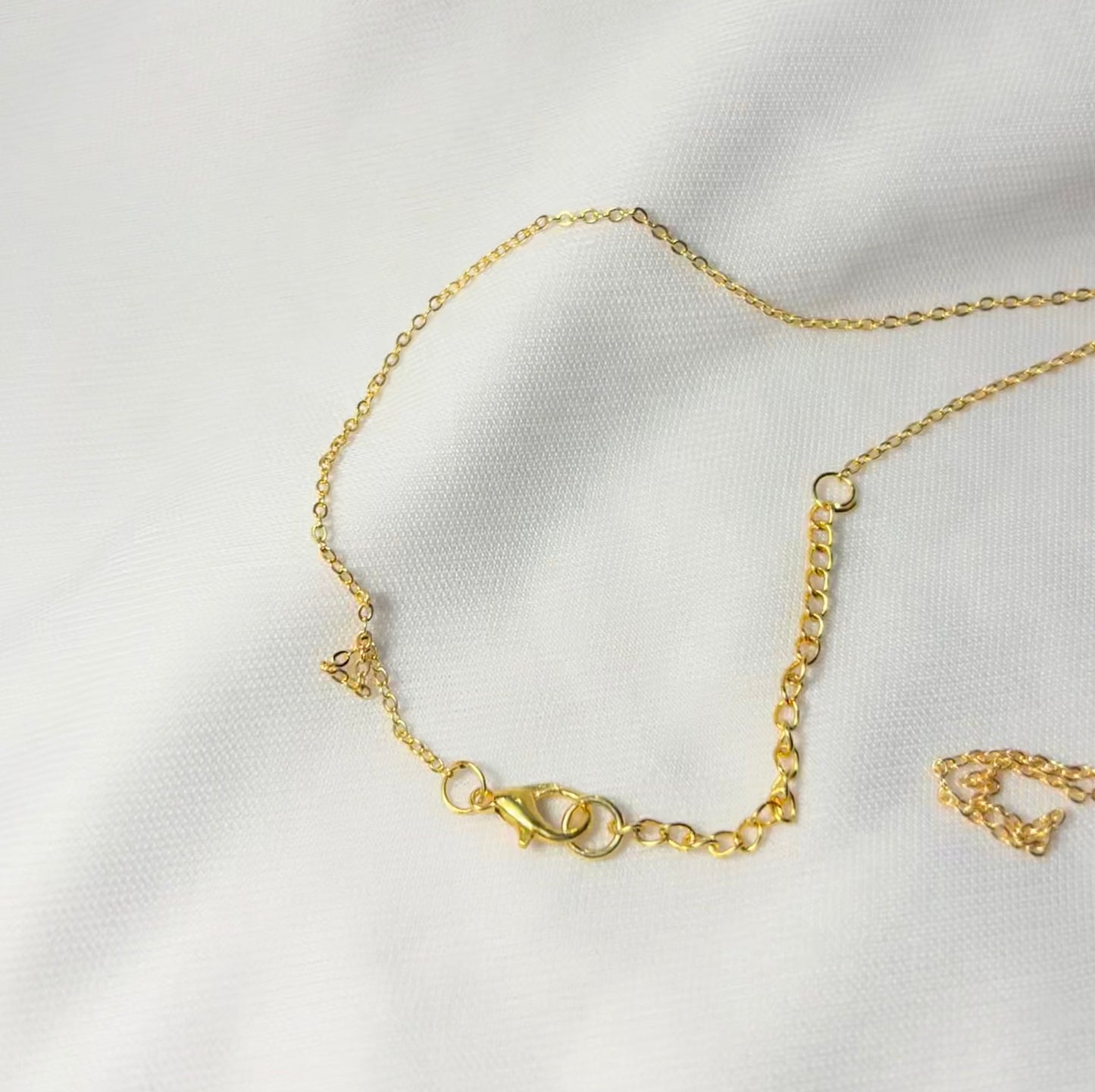 THE AIRA gold neckpiece