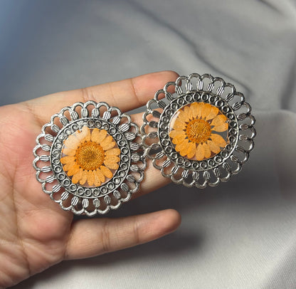 THE NIVA oxidized studs