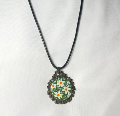 THE RIHA neckpiece