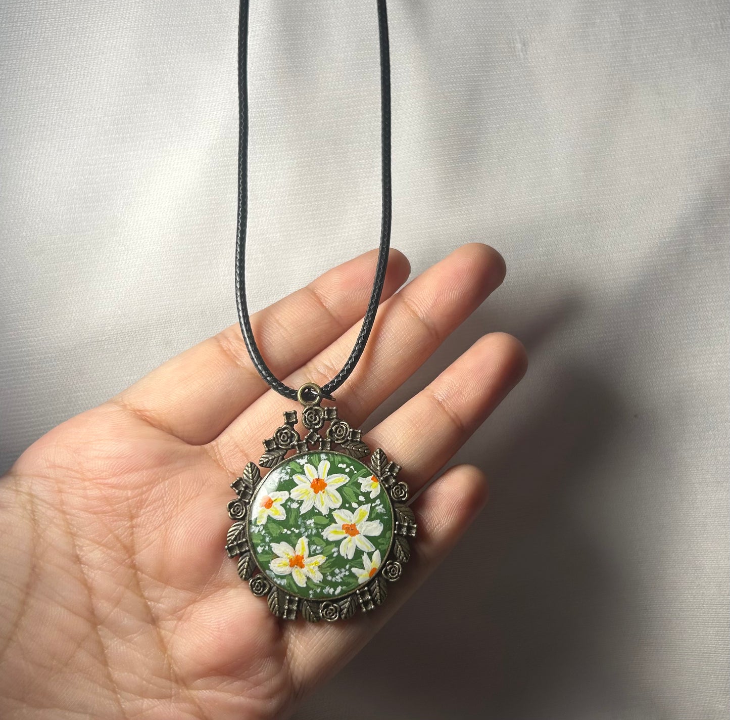 THE RIHA neckpiece