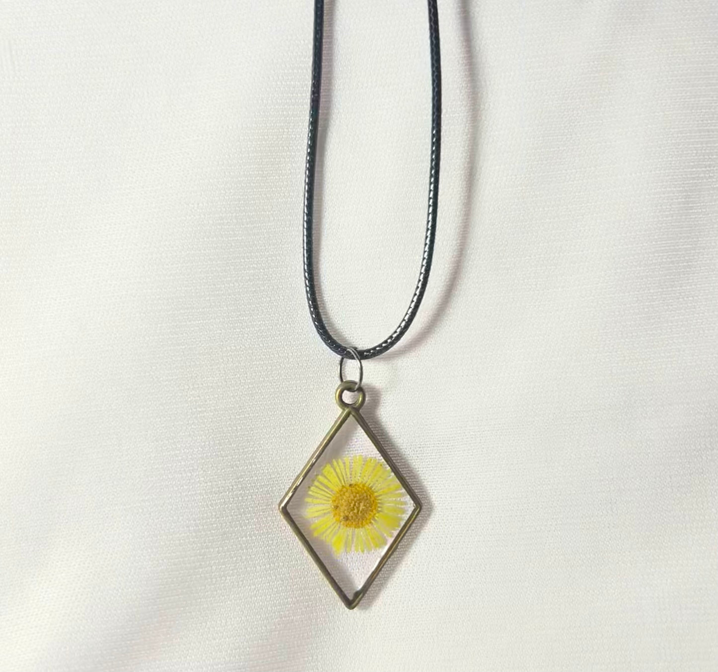 THE ORA neckpiece