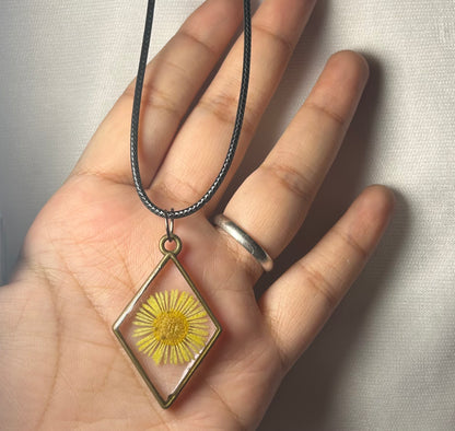THE ORA neckpiece