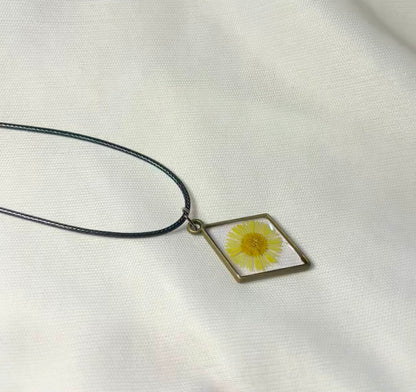 THE ORA neckpiece