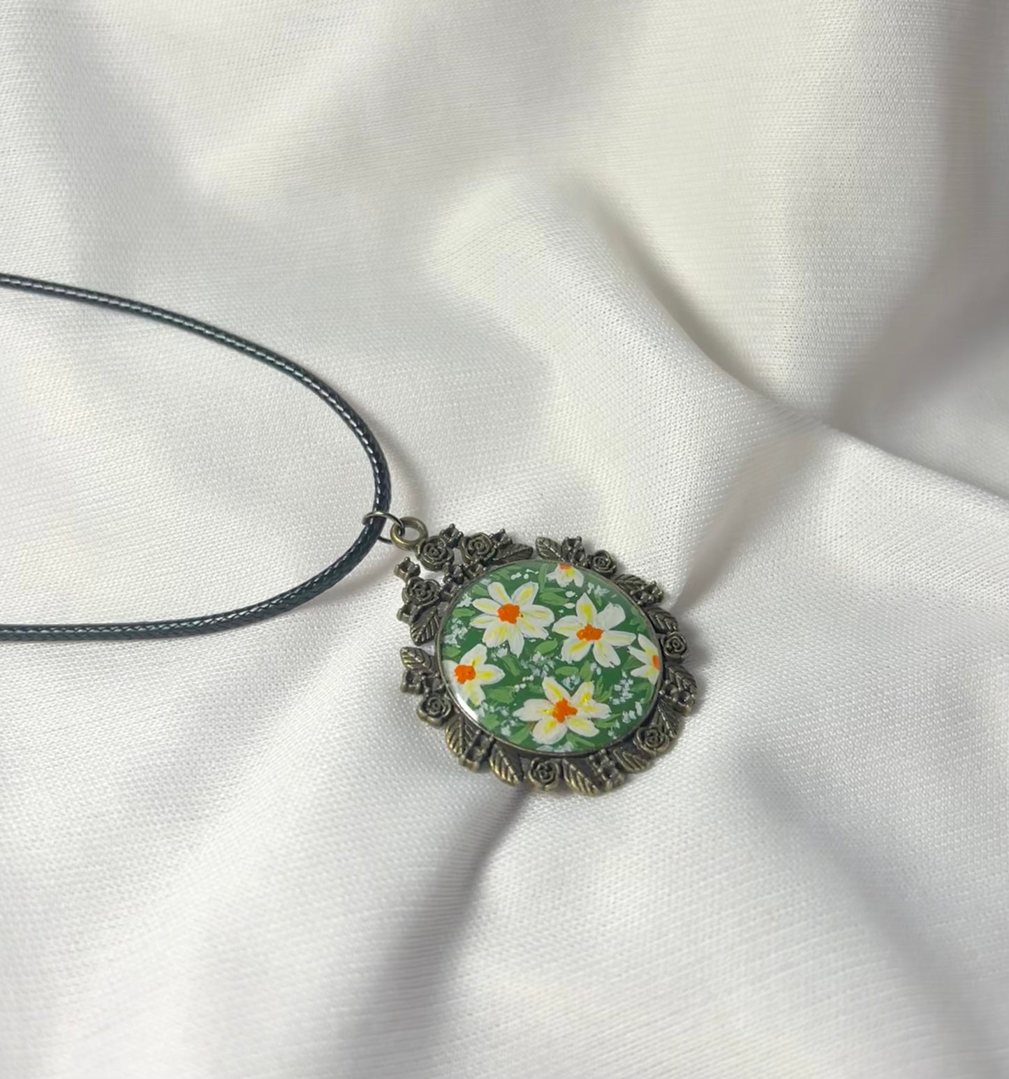 THE RIHA neckpiece