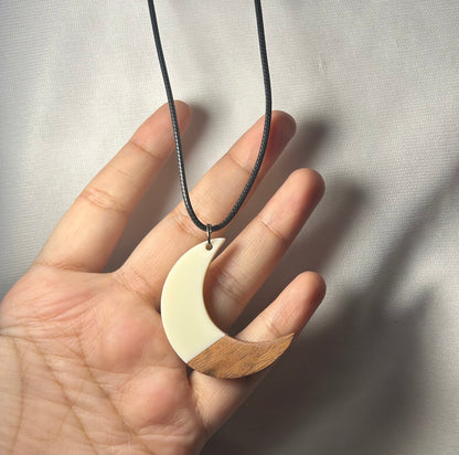 THE MOON neckpiece