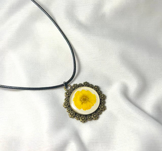THE DELLA neckpiece