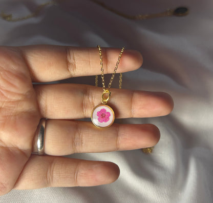 THE AIRA gold neckpiece