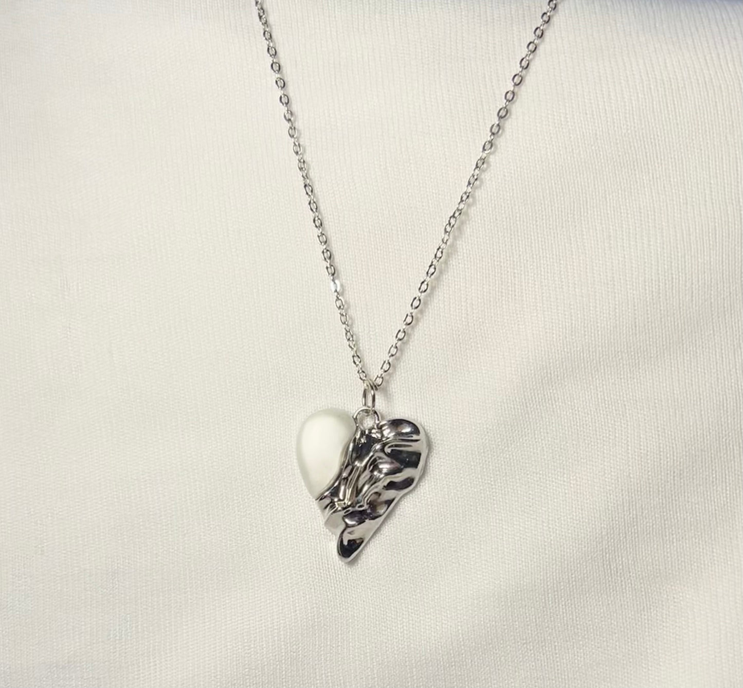 THE SCARLET neckpiece