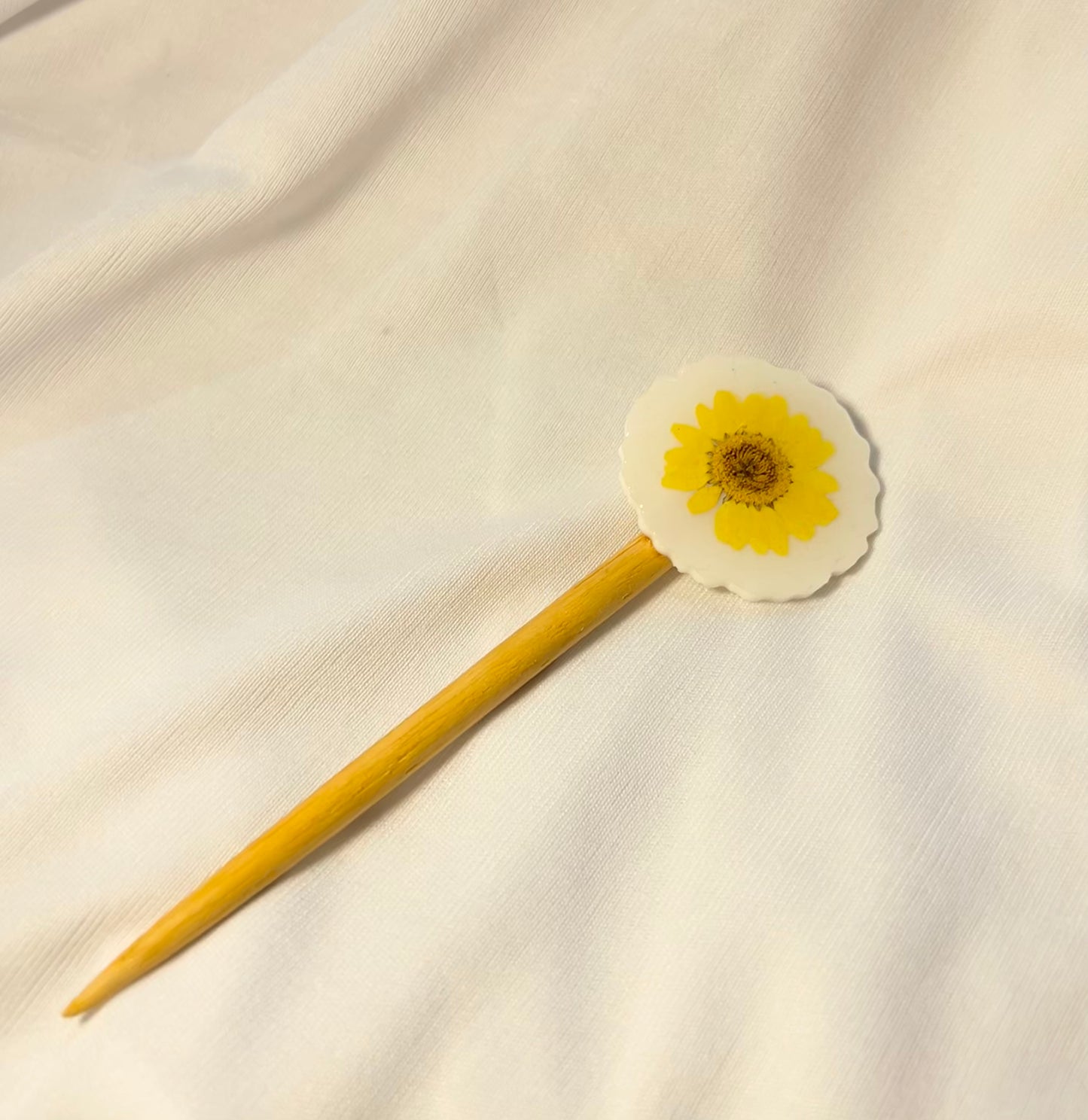 THE YELLOW DAISY hair bun stick