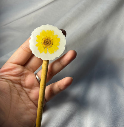 THE YELLOW DAISY hair bun stick