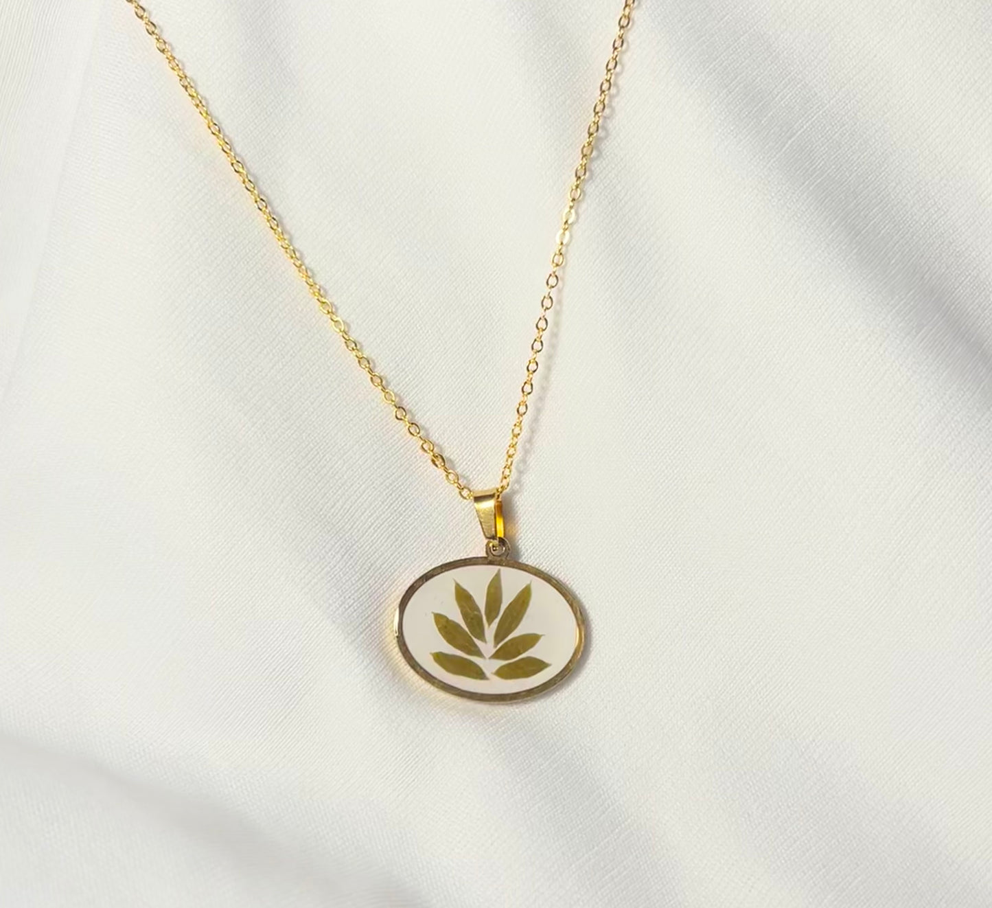 THE WILLOW gold neckpiece