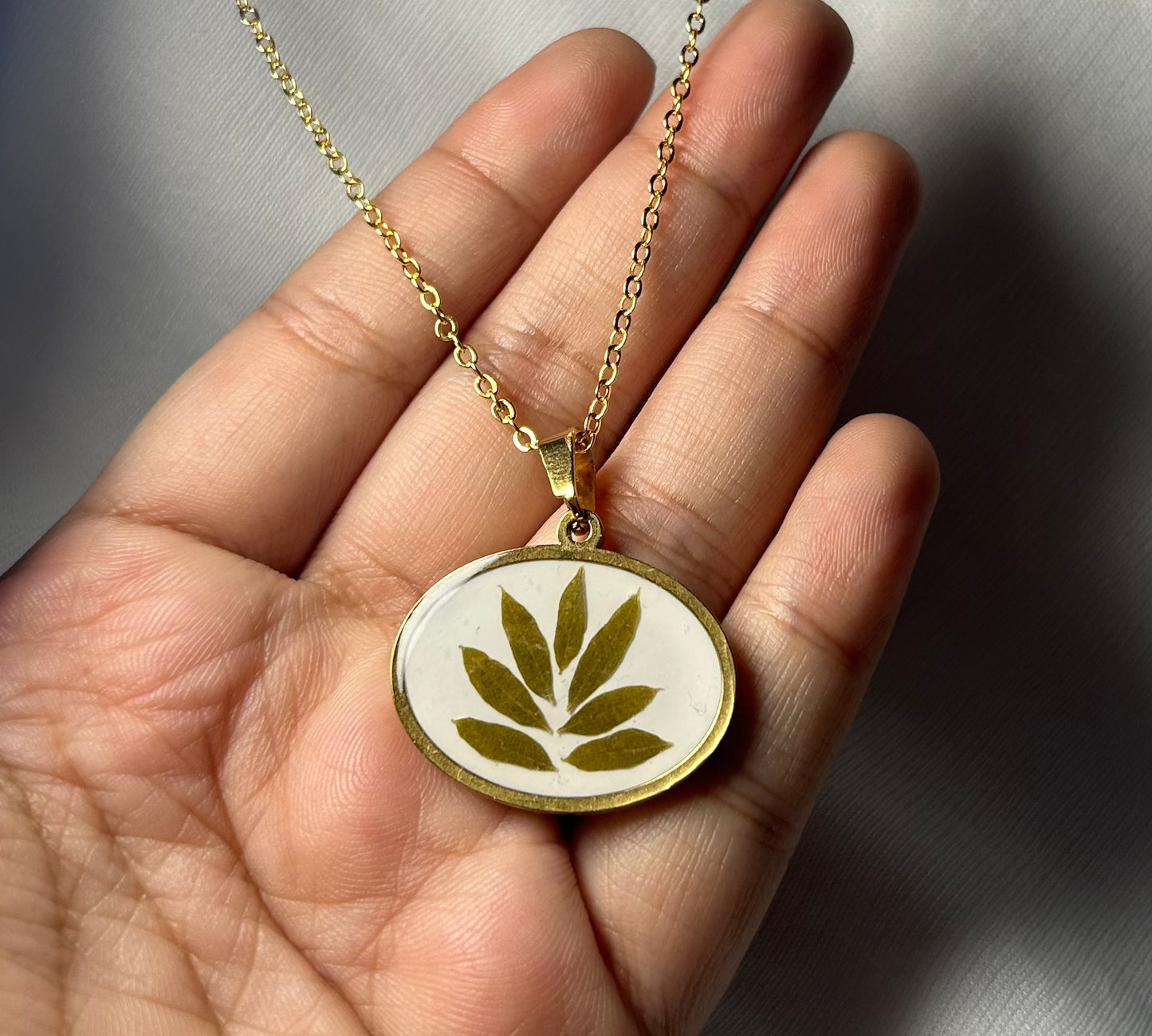 THE WILLOW gold neckpiece