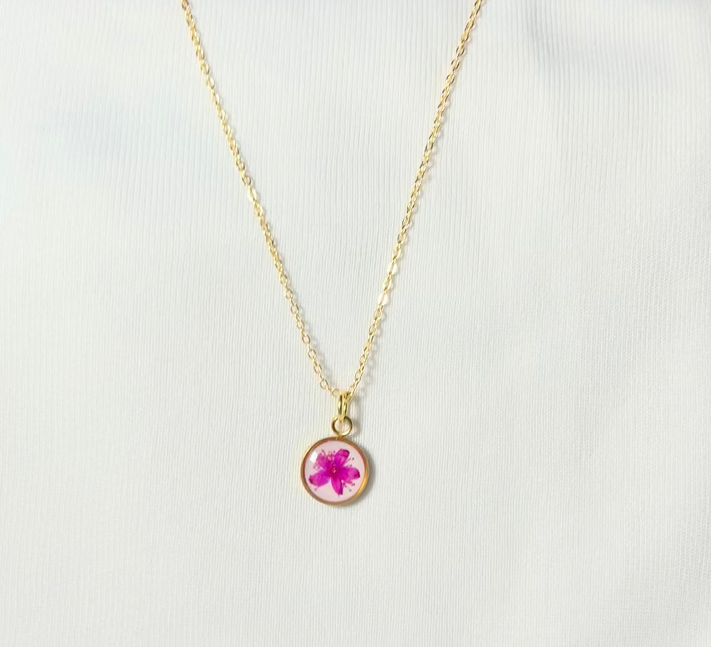 THE LILY gold neckpiece