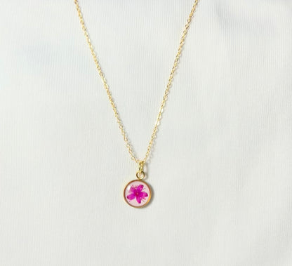 THE LILY gold neckpiece
