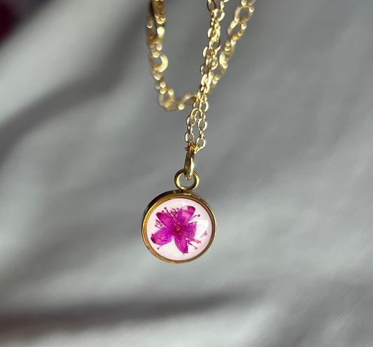 THE LILY gold neckpiece